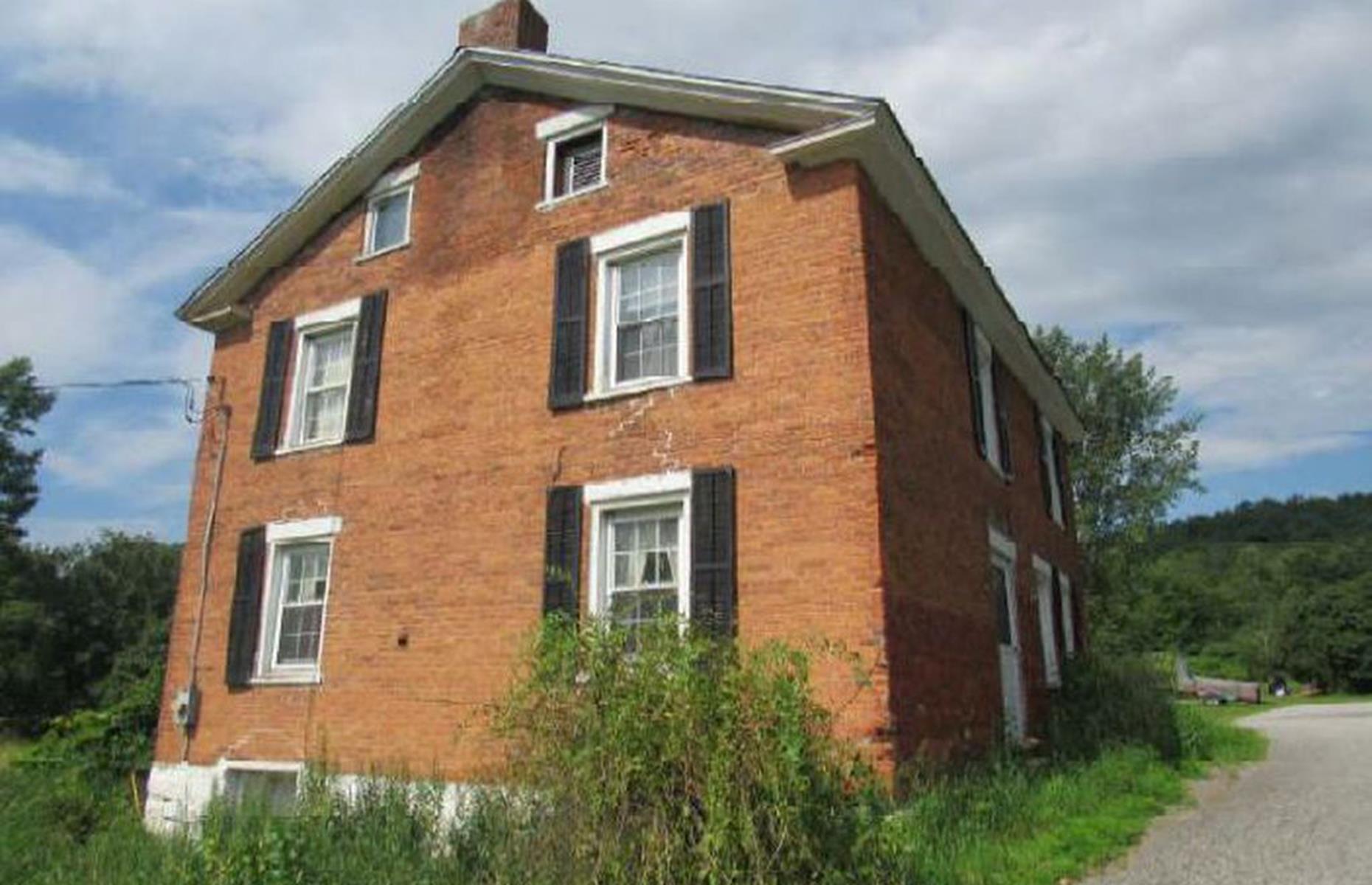 1800s red brick house in Crown Point, New York, USA: $36,500 (£26k)